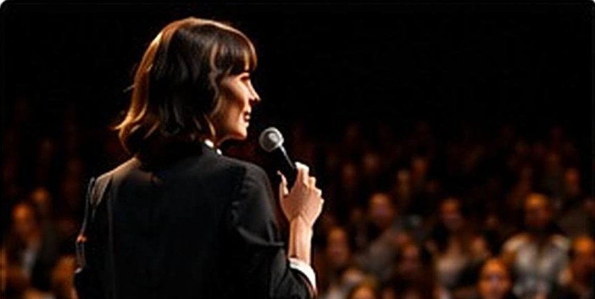 Mapi Gimenez dando una conferencia ante el publico